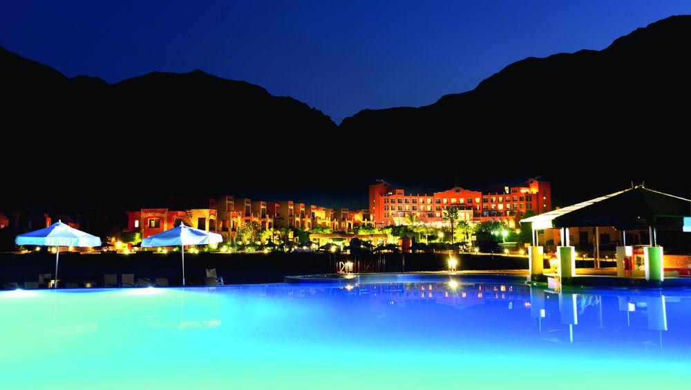 Moevenpick Resort El Sokhna Ain Sukhna Buitenkant foto The resort at night