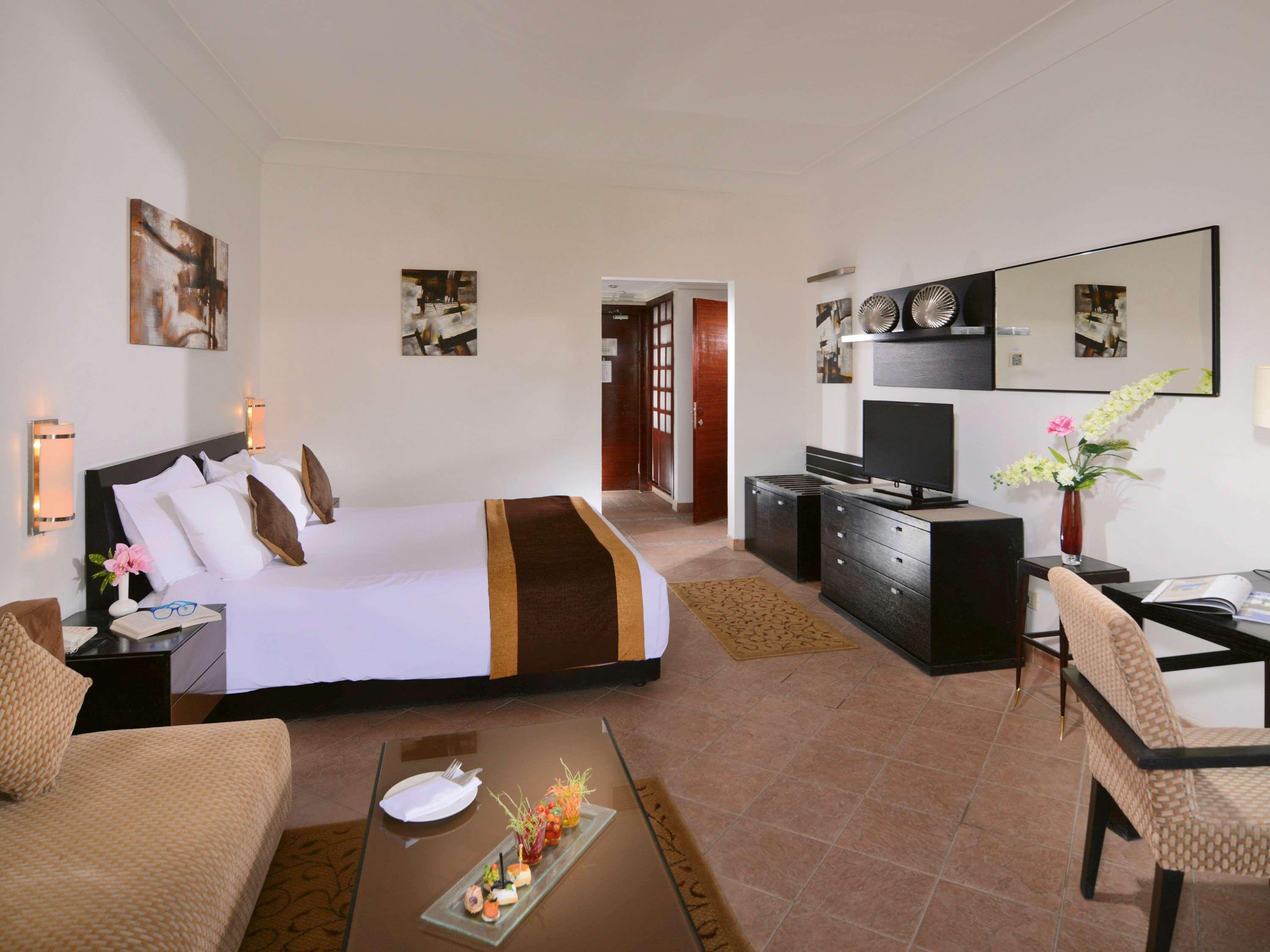 Moevenpick Resort El Sokhna Ain Sukhna Buitenkant foto A room at the hotel