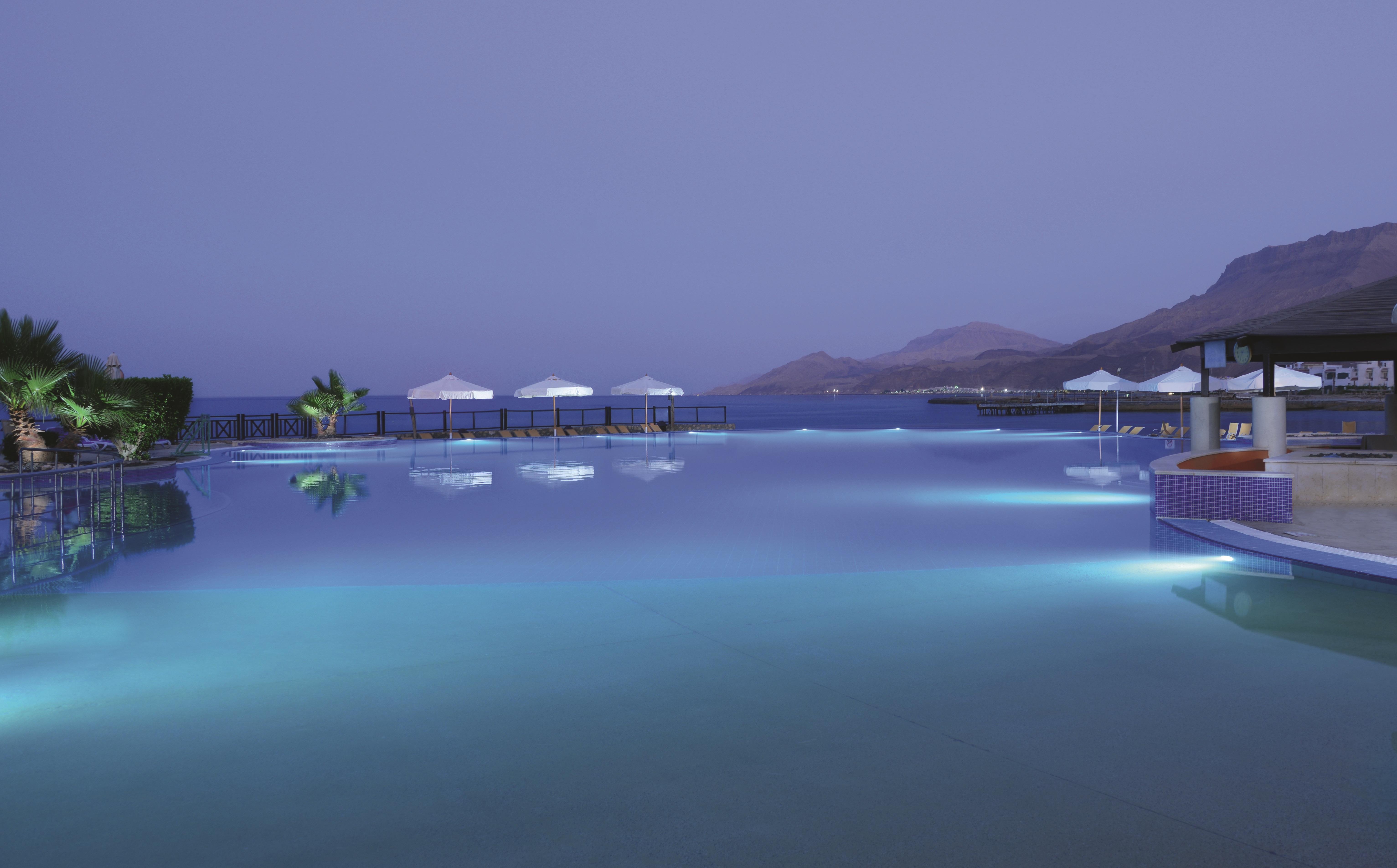 Moevenpick Resort El Sokhna Ain Sukhna Buitenkant foto The pool at the resort