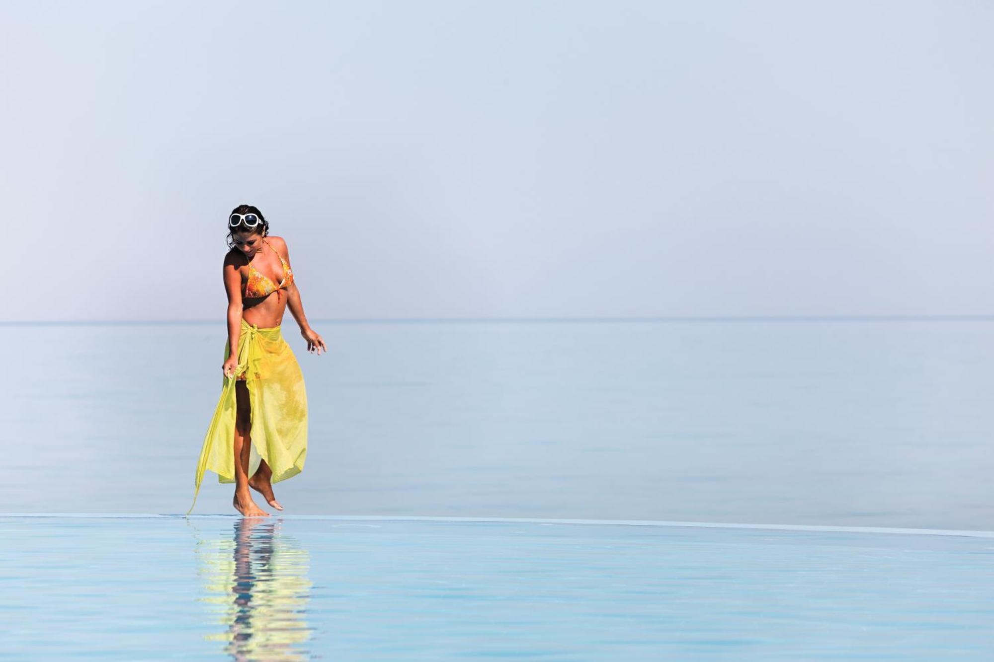 Moevenpick Resort El Sokhna Ain Sukhna Buitenkant foto A woman in a sarong