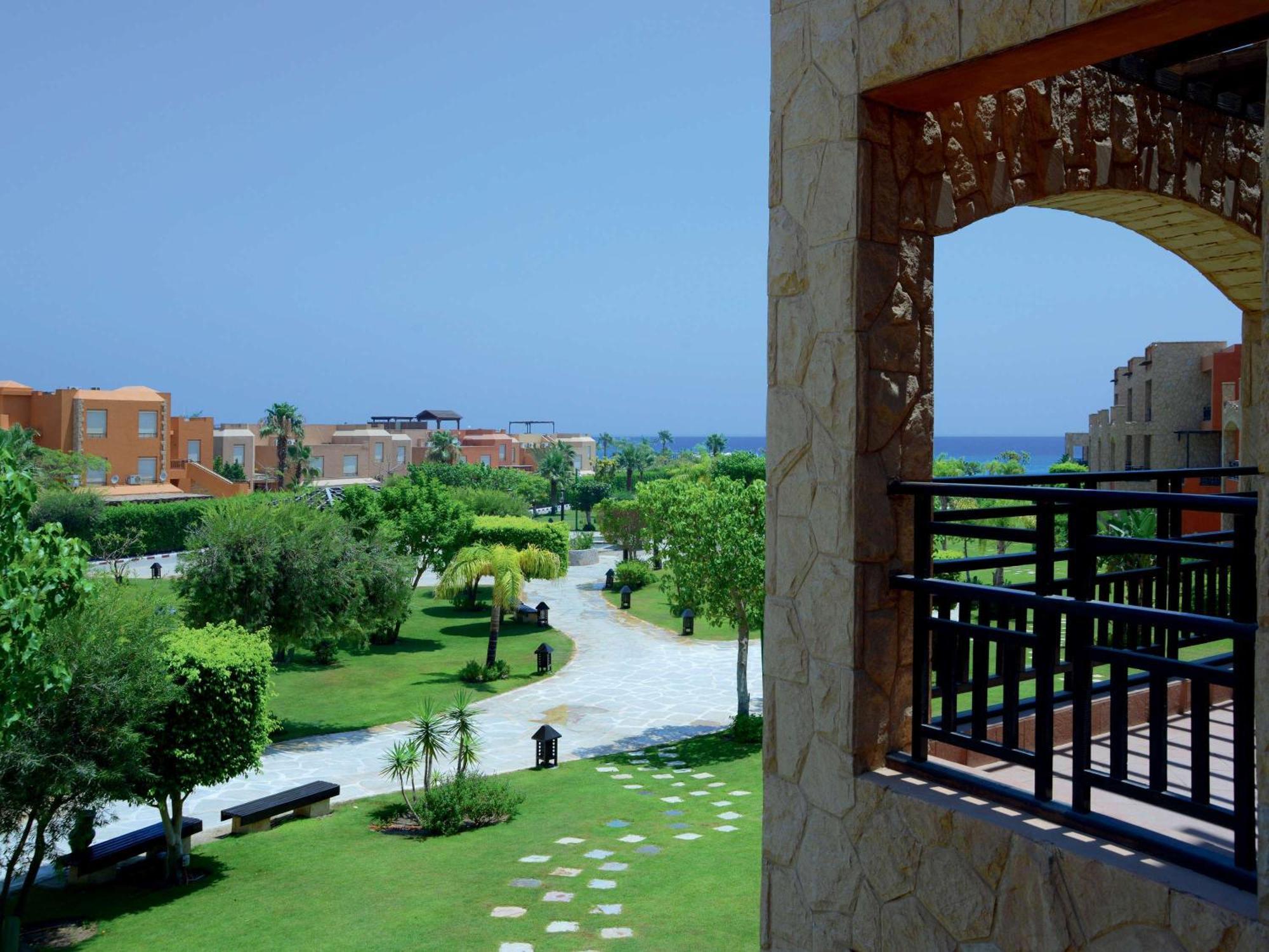 Moevenpick Resort El Sokhna Ain Sukhna Buitenkant foto View of the campus
