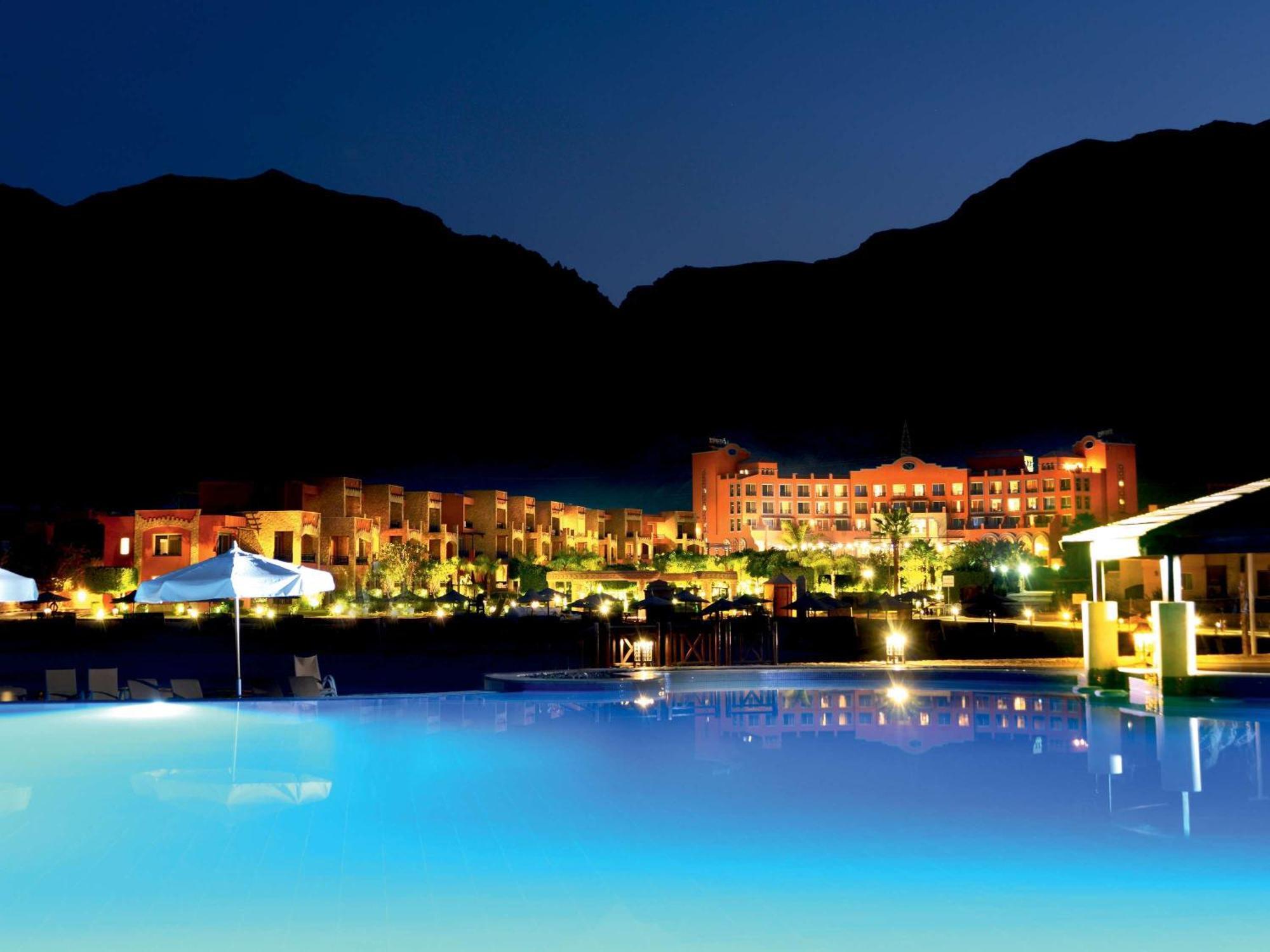 Moevenpick Resort El Sokhna Ain Sukhna Buitenkant foto The resort at night