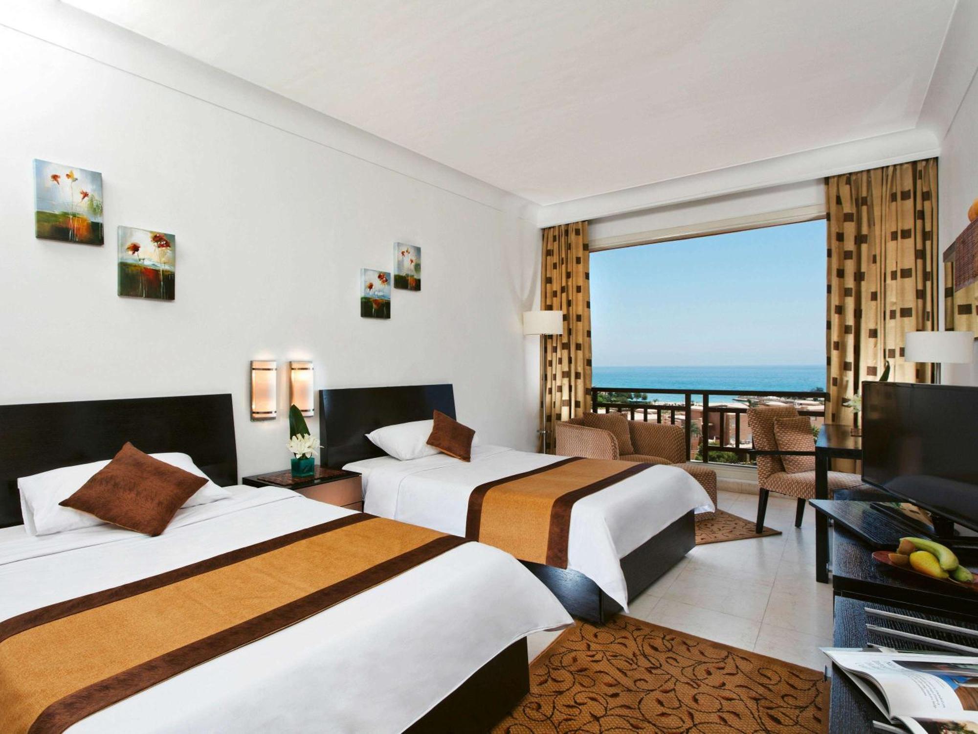 Moevenpick Resort El Sokhna Ain Sukhna Buitenkant foto A room at the hotel