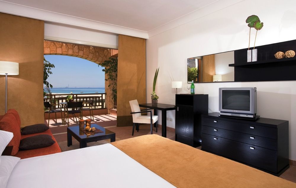 Moevenpick Resort El Sokhna Ain Sukhna Buitenkant foto A room at the Hilton Sharm El Sheikh